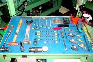 programa 5S nas empresas mesa-com-formas-(buraco-na-espuma)-para-colocar-ferramentas-Facil-de-retirar-Facil-de-colocar